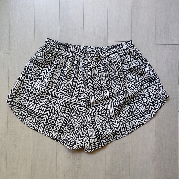 Streetwear Society SWS Black and White Geometric Pattern Boho Shorts Med… - Picture 3 of 7